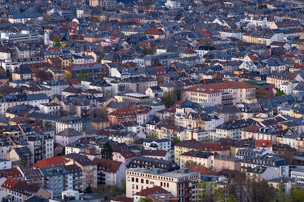 Hochwinkelaufnahme eines Stadtbildes mit vielen Gebäuden in Frankfurt, Deutschland