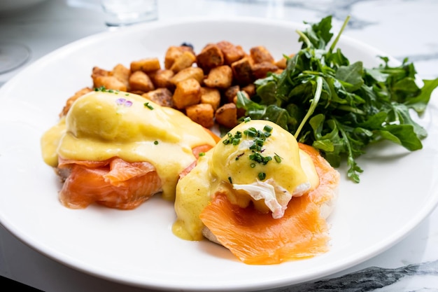 Hochwinkelaufnahme eines Tellers mit rohem Fisch, einer speziellen Sauce und frischem Gemüse