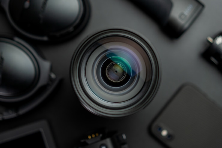 Kostenlose Foto hochwinkelaufnahme von objektiv, kopfhörern, gimbal und telefon