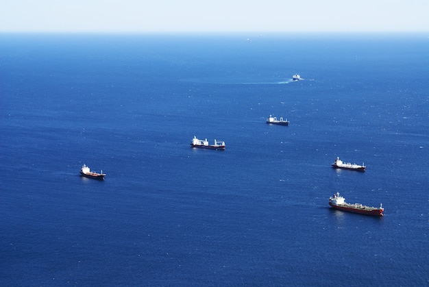 Hochwinkelaufnahme von Schiffen, die im Meer in Gibraltar segeln