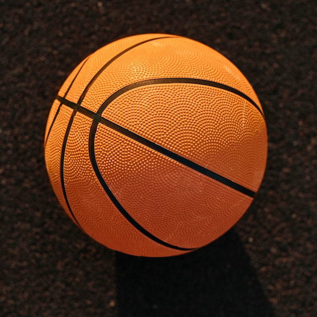 Hochwinkelbasketball auf einer Feldnahaufnahme