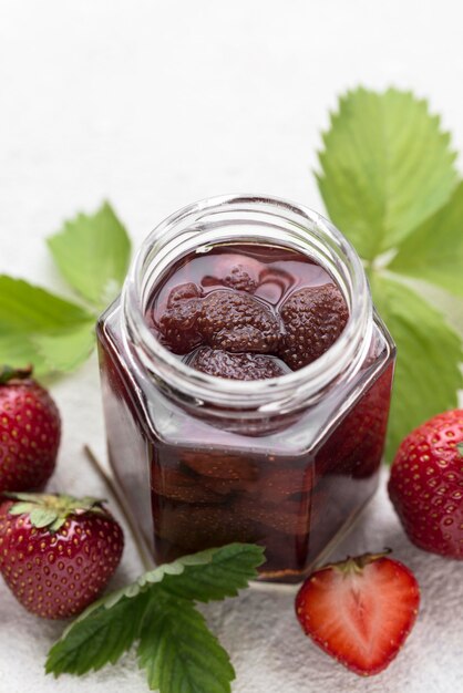 Kostenloses Foto hochwinkelglas mit gedünsteten erdbeeren