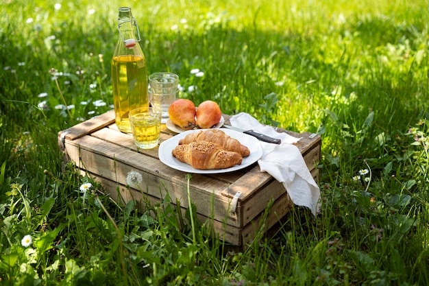 Kostenloses Foto hochwinkelige croissants und getränke