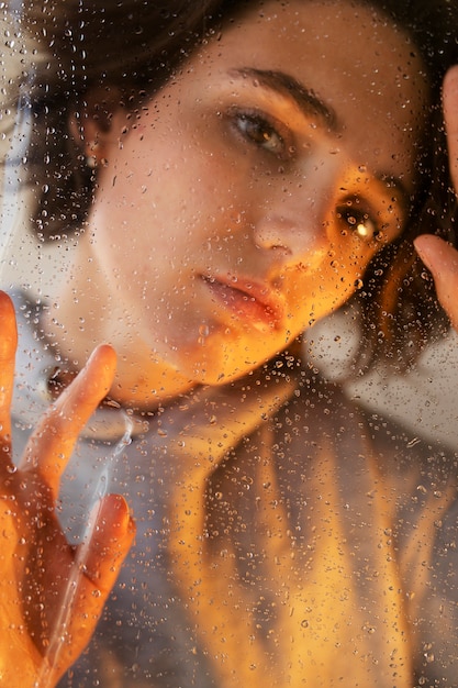 Kostenloses Foto hochwinkelige frau, die mit angst zu tun hat