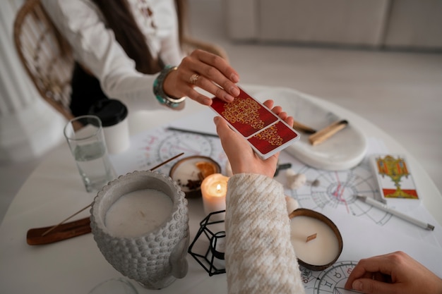 Hochwinkelige Frau, die zu Hause Tarot liest