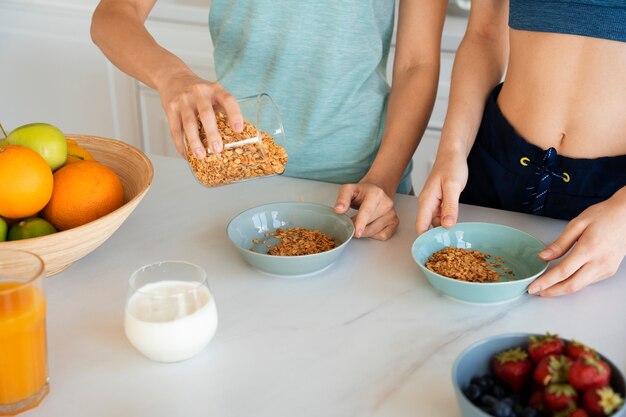 Hochwinkelige Frauen, die sich nach dem Training gesund ernähren