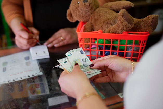 Kostenloses Foto hochwinkelige frauen mit gegenständen