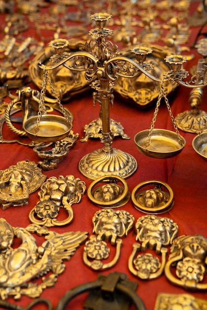 Hochwinkelige goldene Gegenstände auf dem Second-Hand-Markt