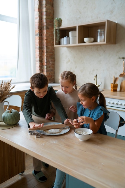 Hochwinkelige Kinder, die zu Hause zusammen kochen