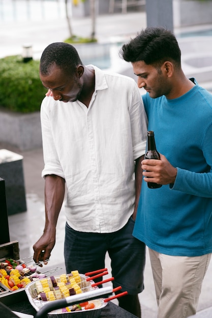 Hochwinkelige Leute, die Grill machen