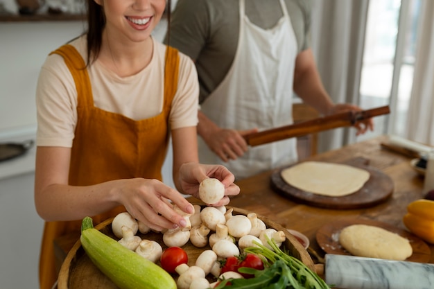 Kostenloses Foto hochwinkelige leute, die zusammen pizza kochen