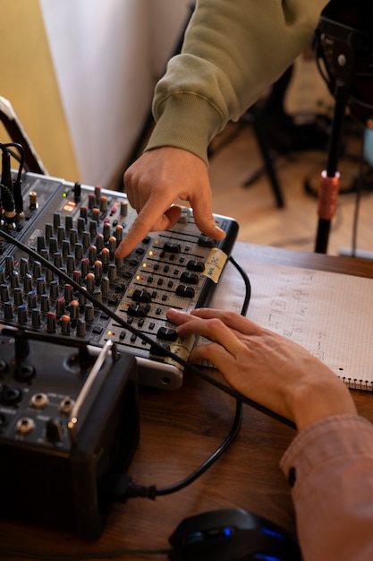 Kostenloses Foto hochwinkelige musiker, die im studio arbeiten