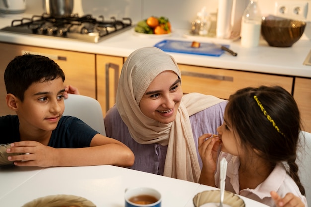 Hochwinkelige Mutter und Kinder am Tisch