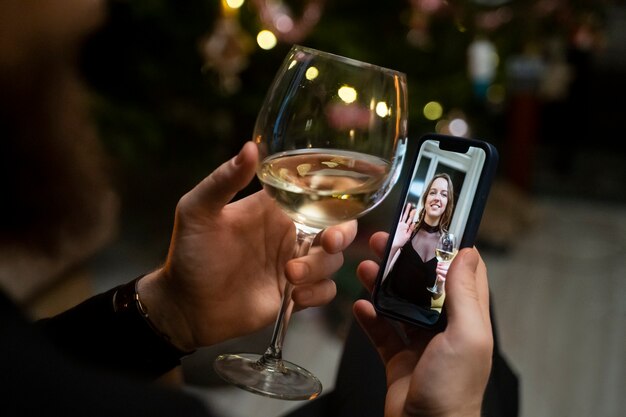 Hochwinkelige Online-Dating auf dem Smartphone