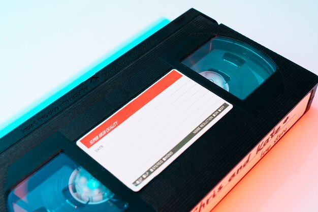 Hochwinkelige Retro-VHS-Verpackung mit Neonlicht