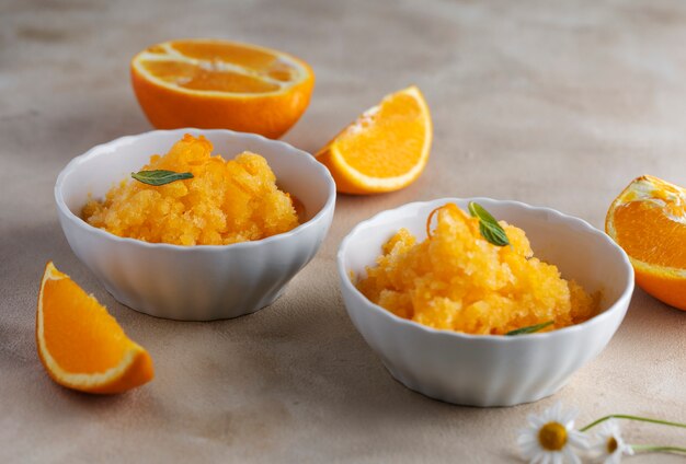 Hochwinkelige Schalen mit köstlichem Granita-Dessert-Stillleben