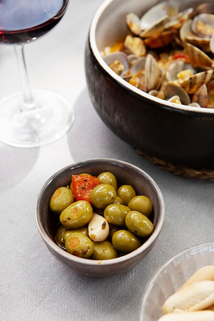 Hochwinkelige Schalen mit Muscheln und Oliven
