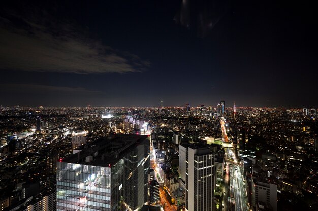 Hochwinkelige schöne Stadtlandschaft bei Nacht