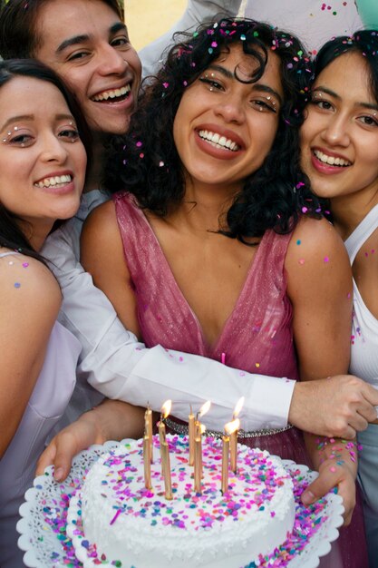 Hochwinkelige Smiley-Leute, die Geburtstag feiern