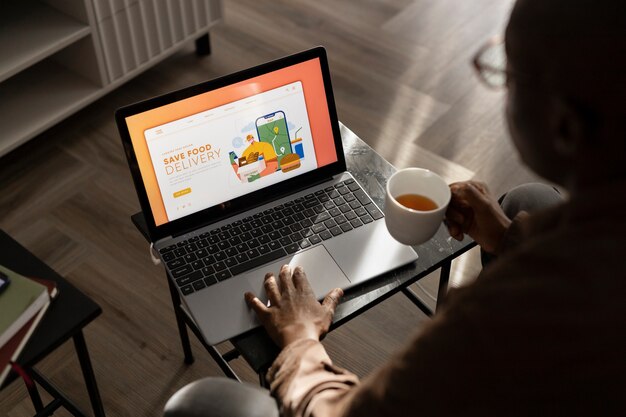 Hochwinkeliger Mann, der Lebensmittel online bestellt