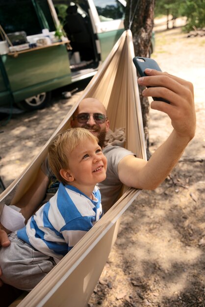Hochwinkeliger Mann, der Selfie mit Kind macht