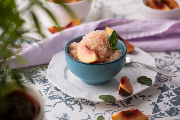 Hochwinkeliges, köstliches Pfirsich-Granita-Stillleben