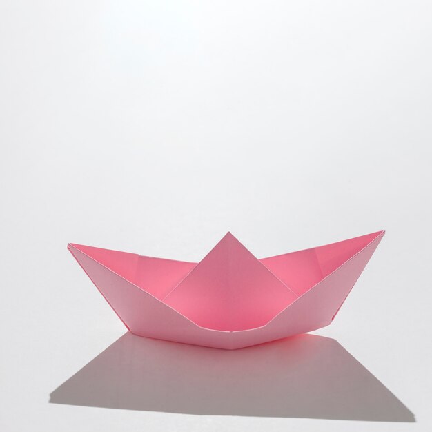 Hochwinkeliges rosa Papierboot