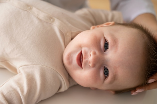 Hochwinkeliges süßes Baby in der Klinik