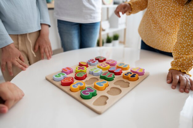 Hochwinkelkinder lernen mit Spielzeug