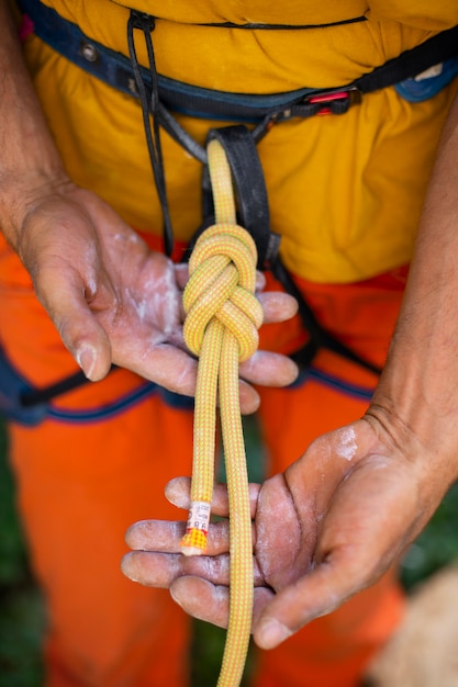 Kostenloses Foto hochwinkelmann mit kletterausrüstung