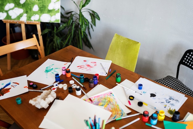 Kostenloses Foto hochwinkelpapier und bunte farbe auf dem tisch