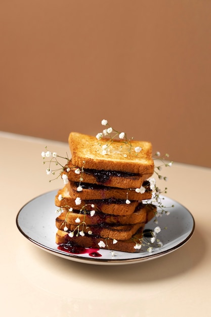 Hochwinkelteller mit Toast und Blumen auf dem Tisch