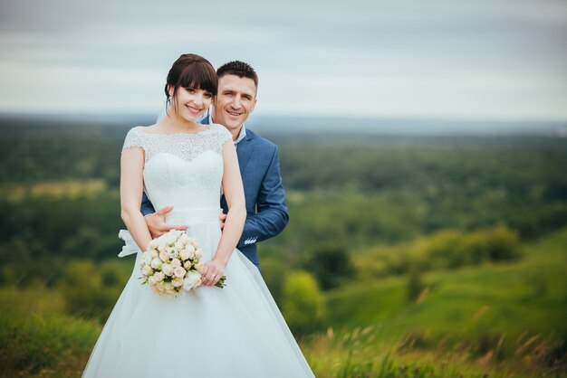 Hochzeit. Hochzeitstag. Schöne Braut und eleganter Bräutigam, die nach Hochzeitszeremonie gehen.