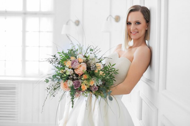 Hochzeit. Schöne Braut in einem Hochzeitskleid