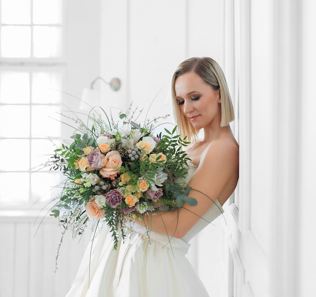 Hochzeit. Schöne Braut in einem Hochzeitskleid