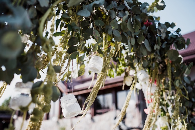 Hochzeitsaltar mit rosa und weißen Blüten verziert