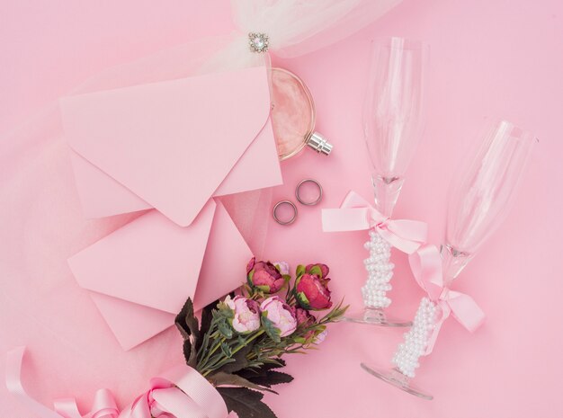 Hochzeitsarrangement mit Rosen und Champagnergläsern
