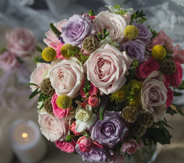 Hochzeitsblumenblumenstrauß und lodernde Kerze