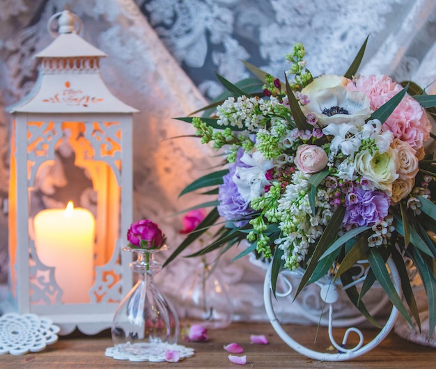 Hochzeitsblumenstrauß im Hochzeitskleidertüll