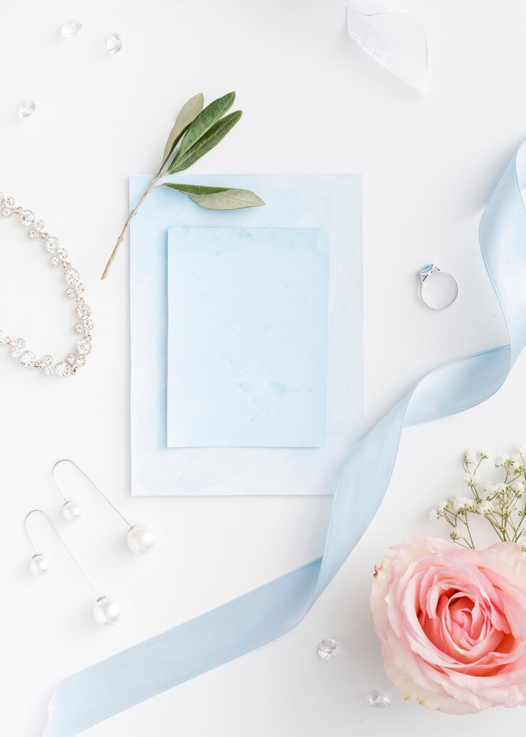 Kostenlose Foto hochzeitseinladung und verlobungsring