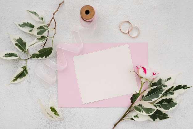 Kostenloses Foto hochzeitseinladungsumschlag mit blumen