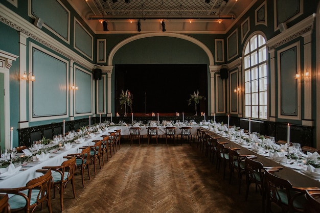 Hochzeitsempfangshalle mit elegantem Gedeck mit Kerzen