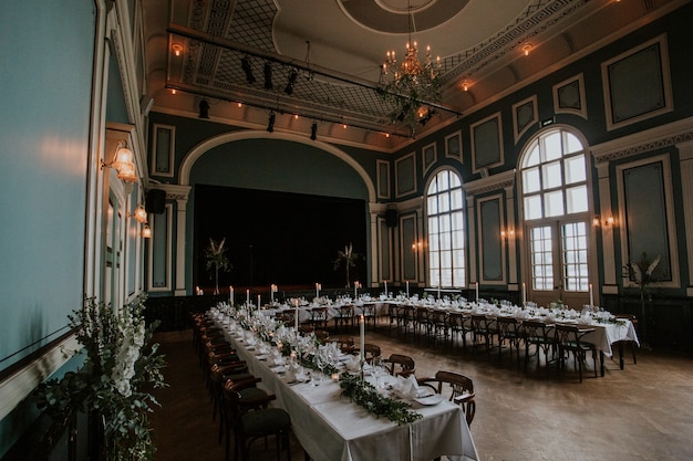 Hochzeitsempfangshalle mit elegantem Gedeck mit Kerzen