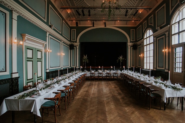 Hochzeitsempfangshalle mit elegantem Gedeck mit Kerzen