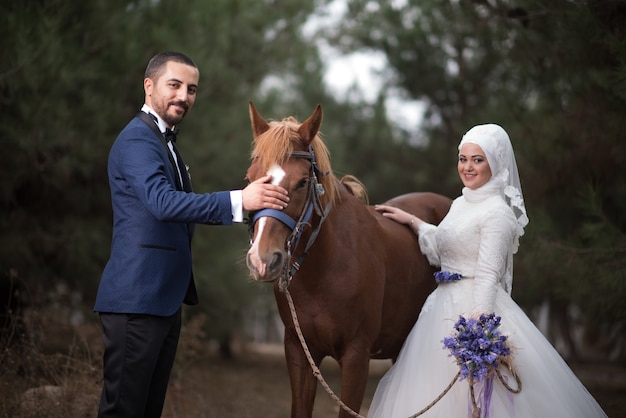 Hochzeitsfotos der jungen muslimischen Braut und des Bräutigams