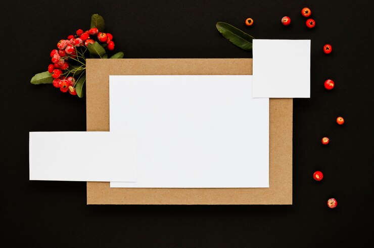 Kostenlose Foto hochzeitskarten mit roten beeren