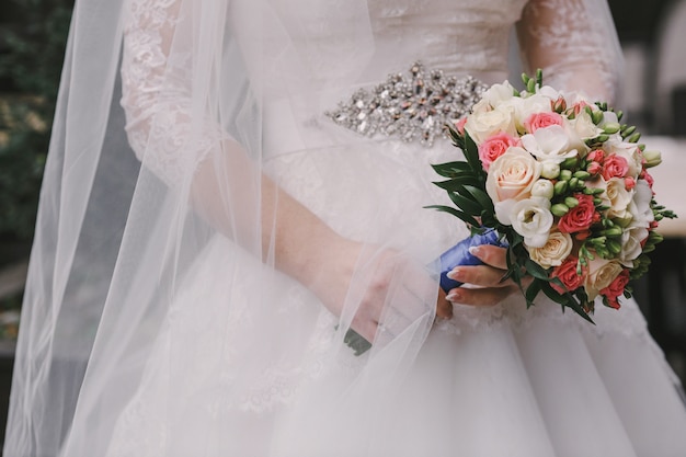 Hochzeitskleid und Blumenstrauß