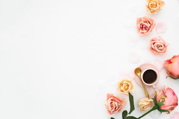 Hochzeitskonzept gemacht mit rosa Rosen und Tasse Kaffee mit Kopienraum