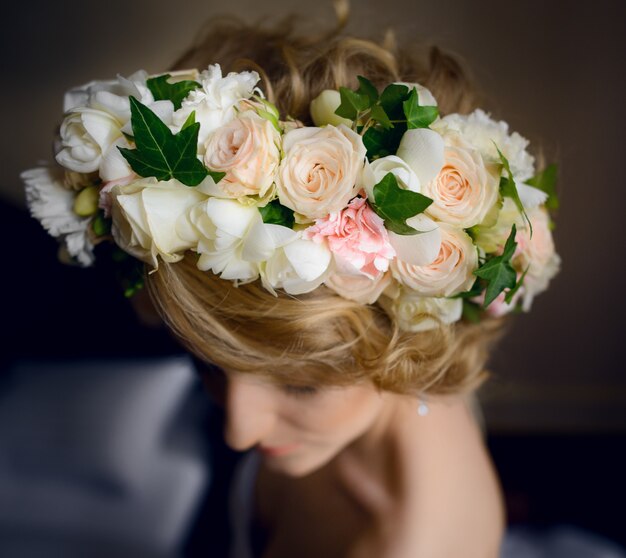 Hochzeitskranz auf dem Kopf der schönen stilvollen Braut