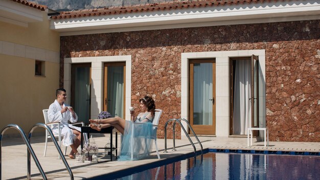 Hochzeitsmorgen Luxus Frau und Mann vor der Hochzeit in einem Hotel in der Nähe des Pools